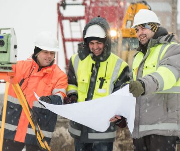 Echipamente de protecția muncii iarna: ce îți trebuie la -10°C dacă lucrezi pe șantier